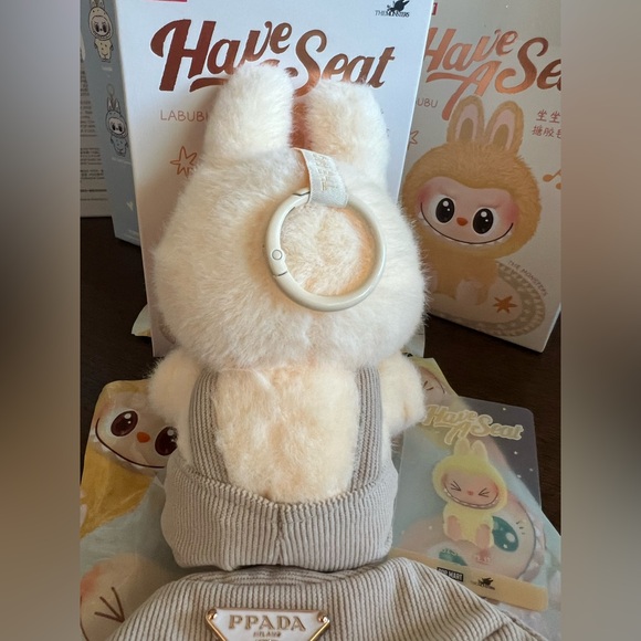 LABUBU Have A Seat SISI PLUS Outfit Overalls & Hat AND Protective Clear Case NEW - Picture 6 of 7